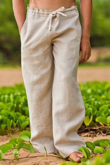 Enfant portant un pantalon en lin beige avec cordon de serrage.